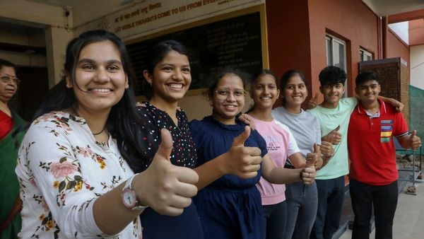 Choosing Between NEET and JEE: A Guiding Light