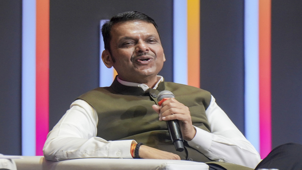 Devendra Fadnavis Education Qualification