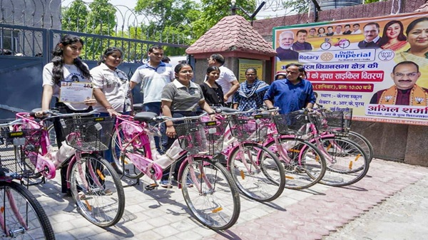 Delhi Launches 'Vidya Vahini' Scheme; Free Bicycle Delhi Launches 'Vidya Vahini' Scheme; Free Bicycle