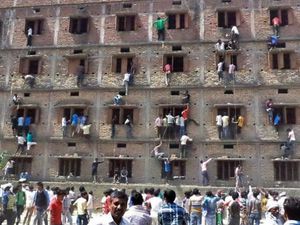 ಹತ್ತನೇ ತರಗತಿ ಪರೀಕ್ಷೆ:  'ಉತ್ತರ' ಪ್ರದೇಶದಲ್ಲಿ ಮಾಸ್ ಕಾಪಿ