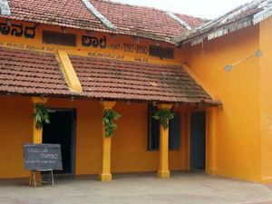 ಶಾಲೆ ಇದೆ, ಸೌಕರ್ಯಗಳಿವೆ ಉಪಯೋಗಿಸಲು ವಿದ್ಯಾರ್ಥಿಗಳೇ ಇಲ್ಲ!