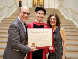 ಹದಿಮೂರು ವರ್ಷಗಳ ನಂತರ ಪದವಿ ಪಡೆದ ಫೇಸ್ ಬುಕ್ ಜನಕ ಮಾರ್ಕ್ ಜುಕರ್ಬರ್ಗ್