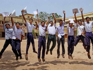 ಸಿಬಿಎಸ್ಇ ಹತ್ತನೇ ತರಗತಿ ಫಲಿತಾಂಶ: ಬಾಲಕರೇ ಮೇಲುಗೈ, ಹಿಂದೆ ಸರಿದ ದೆಹಲಿ