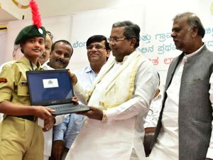 ವಿದ್ಯಾರ್ಥಿಗಳಿಗೆ ಉಚಿತ ಲ್ಯಾಪ್‌ಟಾಪ್‌ ವಿತರಿಸಿದ ಮುಖ್ಯಮಂತ್ರಿ ಸಿದ್ದರಾಮಯ್ಯ