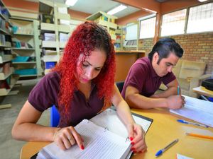 ಕಾಲೇಜು ಕ್ಯಾಂಪಸ್ ತುಂಬಾ ಹಾರಾಡೋ ರಾಣಿ ಜೇನುಗಳಿಗೆ ಬ್ಯೂಟಿ ಸಲಹೆ!