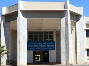 ಇಂಡಿಯನ್ ಇನ್ಸ್ಟಿಟ್ಯೂಟ್ ಆಫ್ ಟೆಕ್ನಾಲಜಿ ಧಾರವಾಡ  ವಿವಿಧ 24 ಹುದ್ದೆಗಳ ನೇಮಕಾತಿಗೆ ಅರ್ಜಿ ಆಹ್ವಾನಿಸಿದೆ
