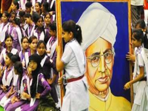 ಶಿಕ್ಷಕರ ದಿನದ ಇತಿಹಾಸ, ಥೀಮ್ ಮತ್ತು ಮಹತ್ವ ತಿಳಿಯಿರಿ ಶಿಕ್ಷಕರ ದಿನದ ಇತಿಹಾಸ, ಥೀಮ್ ಮತ್ತು ಮಹತ್ವ ತಿಳಿಯಿರಿ