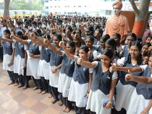 தமிழகம், புதுவையில் பிளஸ் 2 தேர்வுகள் தொடங்கின! 8.43 லட்சம் பேர் தேர்வு எழுதினர்!! 