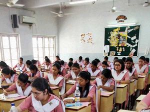 சிபிஎஸ்இ கணக்கு தேர்வு கேள்வித்தாள் விவகாரம்: பிரச்னைக்கு முடிவு கட்ட சிபிஎஸ்இ அவசர ஆலோசனை