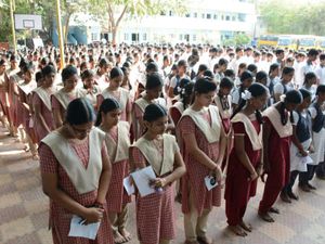 'இந்த க்ரூப் வேணாம்...' - 100 சதவீத ரிசல்டுக்காக மாணவர்களைத் தவறாக வழிநடத்தும் பள்ளிகள்!