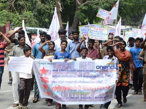 கல்வி உரிமைச் சட்டம் முழுமையாக்கப்பட வேண்டும் – எஸ்.எப்.ஐ மாணவர்கள் போராட்டம்