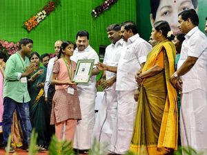 பிளஸ்-2-வில் அதிக மதிப்பெண்: மாணவர்களுக்கு ஊக்கத்தொகை வழங்கியது தமிழக அரசு
