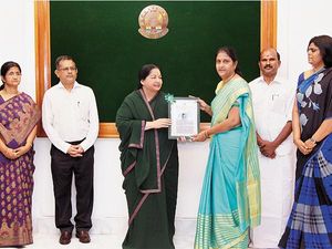 1006 உதவிப் பேராசிரியர்களுக்கு பணி உத்தரவு: முதல்வர் ஜெயலலிதா வழங்கினார்