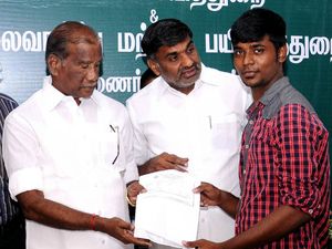 31 ஆயிரம் பிளஸ்-2 மாணவர்களுக்கு பள்ளியிலேயே வேலைவாய்ப்புப் பதிவு