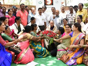 மீண்டும் பள்ளிக்குப் போகலாம்.... 31 ஆண்டுகளுக்குப் பிறகு இணைந்த மாணவர்கள்!