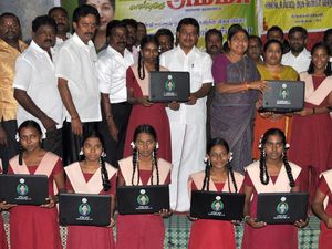 வரும் டிசம்பருக்குள் 10 லட்சம் அரசுப் பள்ளி மாணவர்களுக்கு இலவச மடிக்கணினி