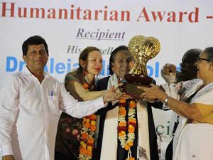 பெரு நாட்டின் முன்னாள் அதிபருக்கு விருது: கேஐஎஸ்எஸ் கல்வி நிறுவனம் வழங்கியது!