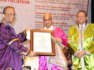 இஸ்ரோ தலைவர், யோகா குருவுக்கு டாக்டர் பட்டம் கேஐஐடி பல்கலை. கௌரவம்