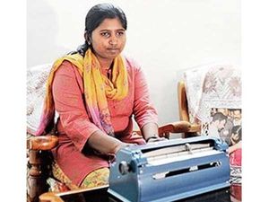 பிரெய்ல் காகிதத்துக்கு வரிவிலக்கு: ராகுல் மூலம் சாதித்த பெங்களூர் மாணவி!!