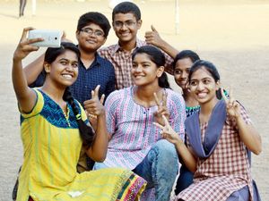 சிபிஎஸ்இ 10-ம் வகுப்புத் தேர்வு: தமிழகத்தில் முத்திரை பதித்த மாணவர்கள்..!!
