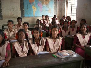 அரசு பள்ளிகள் மாணவர்கள் சேர்க்கை வீழ்ச்சி, தனியார் பள்ளிகளில் சேர்க்கை அதிகரிப்பு