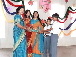 ஆசிரியர்கள் தின கொண்டாட்டத்துடன்   ஆசிரியர்களின் சிறப்புகள்