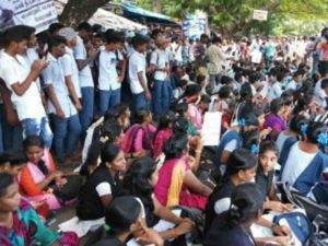 நீட் தேர்வுக்கு  எதிராக தொடரும் ஆறாவது நாள் போராட்டம் !!
