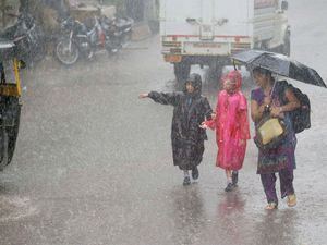 பத்து கடலோர மாவட்டங்களில்  மழை காரணமாக பள்ளிகளுக்கு விடுமுறை !!