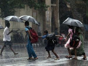  கடலோர மாவட்ட பள்ளி மாணவர்களுக்கு கொட்டும் மழை  காரணமாக விடுமுறை 