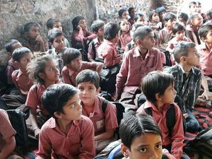 கொட்டாவி விட்ட மாணவனுக்கு  பளார்... தலைமை ஆசிரியை மீது வழக்கு!