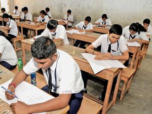 11 ஆயிரம் மாணவர்கள் பெற்ற மதிப்பெண் 