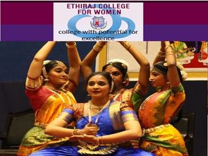 கடை ஓனர்களாக மாறிய கல்லூரி மாணவிகள்- தின்பண்டங்களுடன் செம ருசிகரம்
