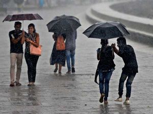 கன மழை காரணமாக சென்னை பல்கலை தேர்வு ஒத்திவைப்பு!
