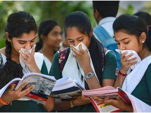 பள்ளி, கல்லூரிகளை திறக்கும் முடிவு திடீர் ஒத்திவைப்பு! அதிரடியாக அறிவித்த அமைச்சர்!