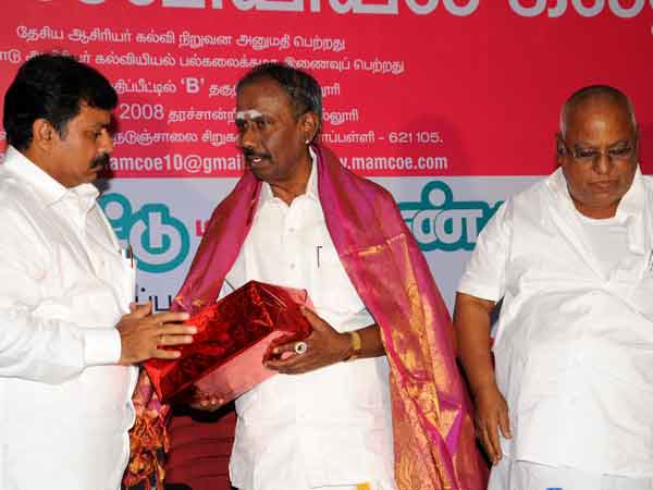 இளைஞர்கள் படித்துவிட்டு இந்தியாவிலேயே வேலை பார்க்க வேண்டும்...: நெல்லை கண்ணன் அட்வைஸ்