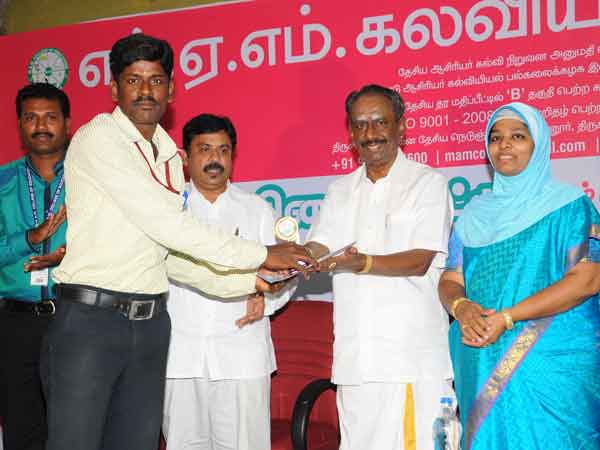 இளைஞர்கள் படித்துவிட்டு இந்தியாவிலேயே வேலை பார்க்க வேண்டும்...: நெல்லை கண்ணன் அட்வைஸ்