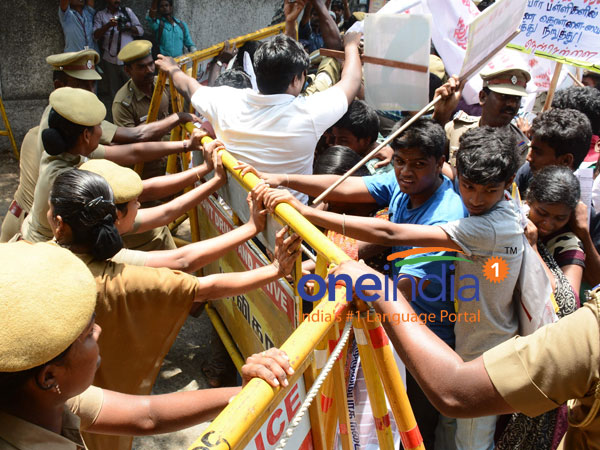 கல்வி உரிமைச் சட்டம் முழுமையாக்கப்பட வேண்டும் – எஸ்.எப்.ஐ மாணவர்கள் போராட்டம்