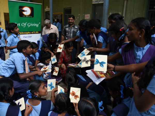 வீணாகும் காகிதத்தில் வாழ்த்து அட்டைகளை தயாரிக்கும் பெங்களூரு அரசு பள்ளி மாணவர்கள்!!