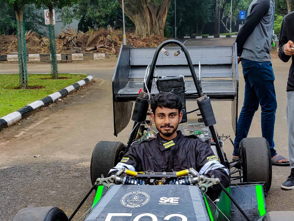 சென்னை ஐ.ஐ.டி., மின் பந்திய கார்..!