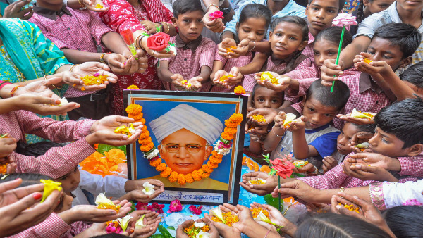ஆசிரியர் தினத்துக்காக டாக்டர் சர்வபள்ளி ராதாகிருஷ்ணனின் வாழ்க்கை வரலாறு குறித்த கட்டுரை.... ஆசிரியர் தினத்துக்காக டாக்டர் சர்வபள்ளி ராதாகிருஷ்ணனின் வாழ்க்கை வரலாறு குறித்த கட்டுரை....