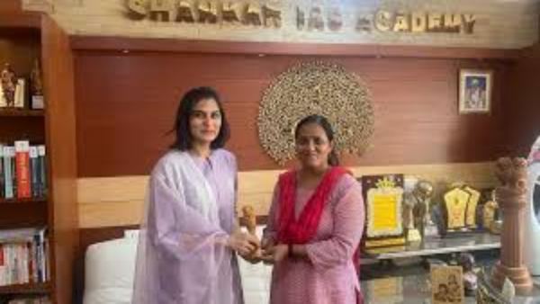 சூப்பர் சாதனை....தொழிலாளர் நலத்துறை ஆணையரின் மகள் யுபிஎஸ்சி தேர்வில் வெற்றி சூப்பர் சாதனை....தொழிலாளர் நலத்துறை ஆணையரின் மகள் யுபிஎஸ்சி தேர்வில் வெற்றி