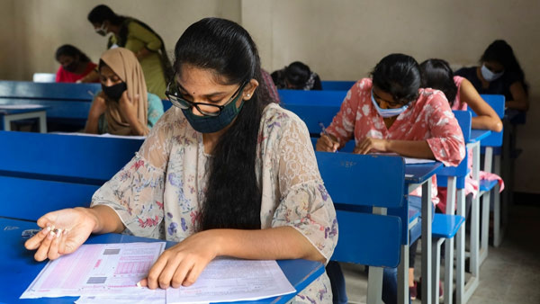 கம்ப்யூட்டர் சயின்ஸ் பாடத்தில் செஞ்சுரி போட்ட 6,996 மாணவ, மாணவிகள்....குவியும் பாராட்டு!! கம்ப்யூட்டர் சயின்ஸ் பாடத்தில் செஞ்சுரி போட்ட 6,996 மாணவ, மாணவிகள்....குவியும் பாராட்டு!!